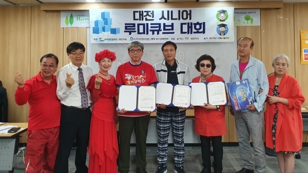 1위 김의영씨,(왼쪽에서 4번째), 2위 신정호씨(왼쪽에서 5번째), 3위 조성리씨(오른쪽에서 3번째), 4위 곽승구씨(오른쪽에서 2번째)가 수상 후 기념 촬영을 하고 있다.