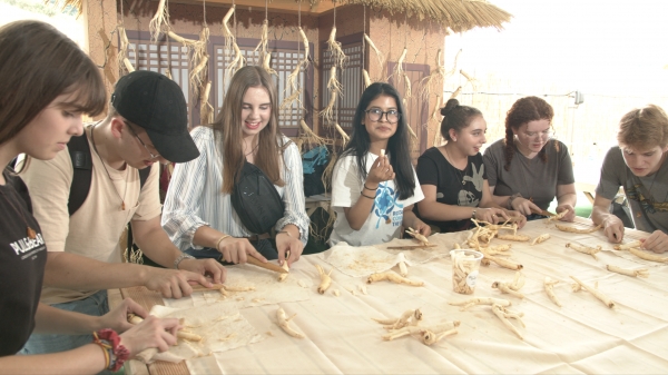 외국인들이 수삼을 깍으며 축제를 즐기고 있다.