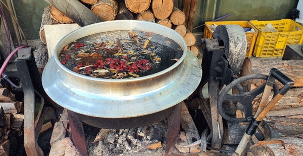 직접 캔 산약초를 참나무장작으로 육수를 끓이고 있다