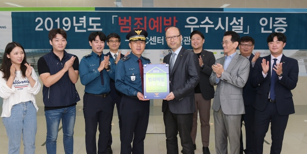순천향대학교는 7일 교내 향설생활관에서 '범죄예방 우수시설' 현판식 행사를 개최했다고 밝혔다.