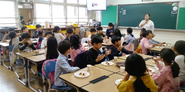 7일 전민초등학교에서 식생활교육 전문강사가 ‘로컬푸드를 통한 안전먹거리를 알고 실천하기’를 주제로 학생들에게 교육을 진행하고 있다.