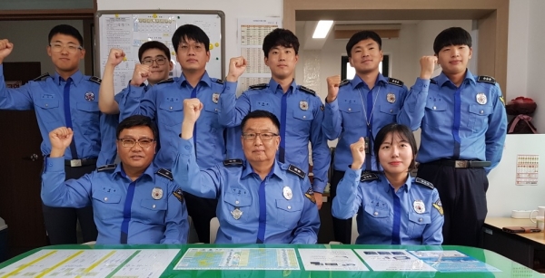 7일 태안 해양경찰서 안면파출소 근무자들이 화이팅을 외치고 있다(가운데 이상길 소장)