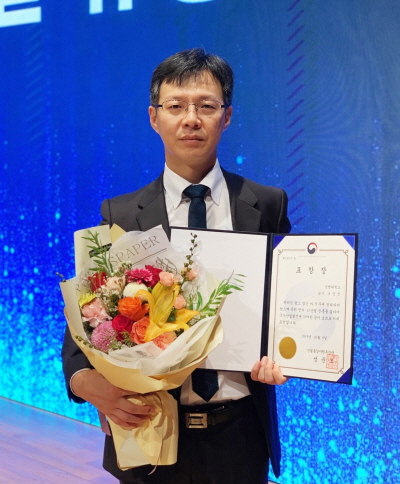 상명대학교는 정보보안공학과 국중진 교수가 지난 8일 코엑스에서 열린 ‘전자산업 60주년 기념행사’에서 산업통상자원부장관 표창을 수상했다고 10일 밝혔다.