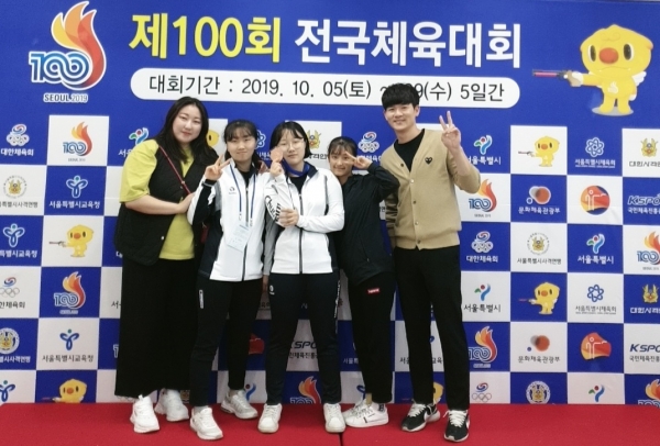 천안여자고등학교 2학년 한지원 학생이 100회 전국체육대회 10m공기소총 개인전에서 동메달을 목에 걸었다.