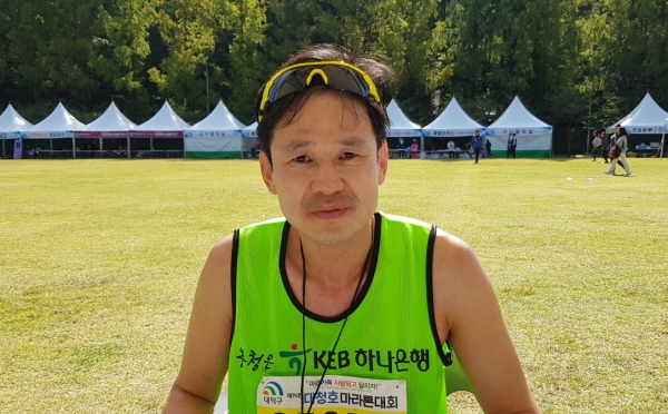 제19회 대청호마라톤 최단코스인 5㎞ 남자부 우승자 전동일 씨.