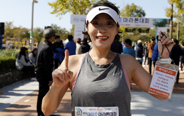 제19회 대청호마라톤대회 10키로 부문 여자 우승을 차지한 이은혜씨.