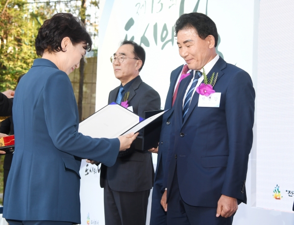 김현미 국토교통부 장관으로부터 상장을 전달받는 박용갑 중구청장