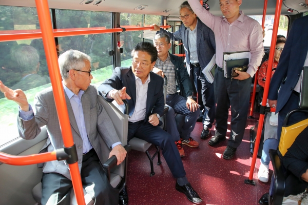 지난 4일 김홍장 당진시장이 행복버스를 직접 탑승해 시민과 담소하는 모습