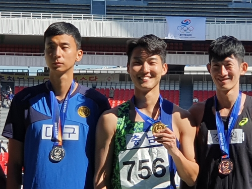 제100회 전국체육대회 남자 높이뛰기 결선에서 2m 20㎝로 개인 통산 6번째 금메달을 목에 우상혁(서천군청·가운데) 선수.