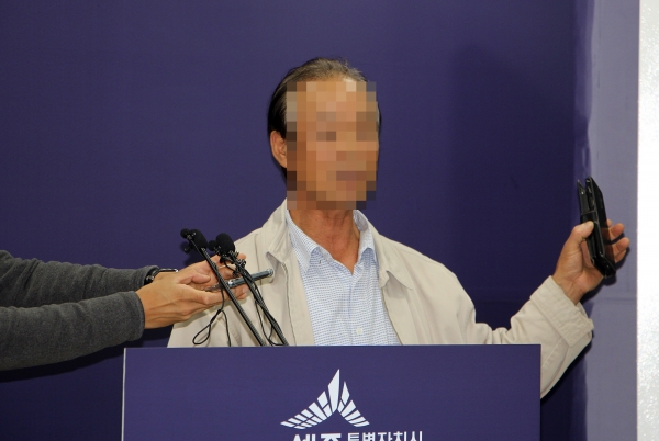 14일 오전 친부 B씨가 기습적인 기자회견을 통해 세 자매 성학대 의혹 사건에 대해 "전혀 그런 사실이 발생하지 않았다"고 반박하고 있다.