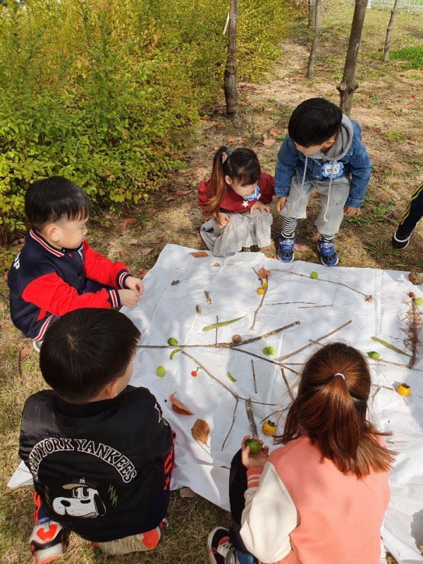 당진교육지원청 챶아가는 유치원 숲 체험놀이 장면
