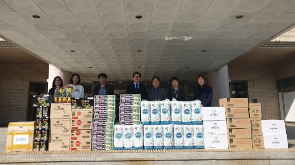 (사)아산시기업인협의회는 지난 15일 충남경제진흥원에서 지역내 저소득층 지원을 위한 후원물품 전달행사를 가졌다.