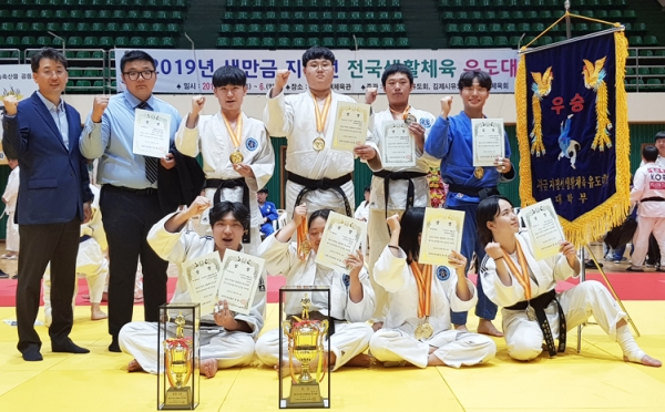 대전과기대 경찰경호과 재학생 8명이 생활체육 유도대회에서 종합우승을 차지했다.