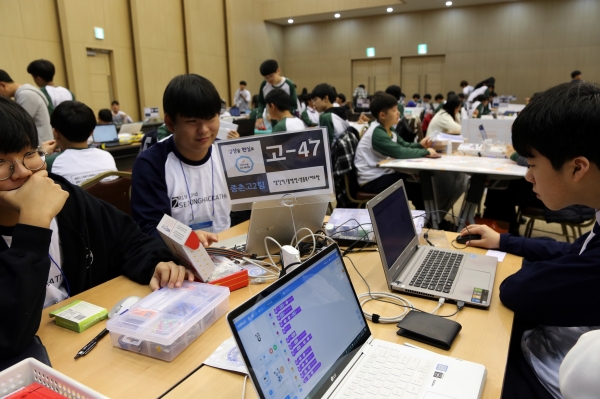 세종시교육청이 17일 정부세종컨벤션센터 국제회의장에서 학생 참여중심의 소프트웨어 축제인 '제2회 세종해커톤 대회'를 펼쳤다.