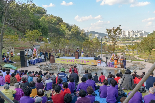 19일 공주시가 옥룡동에 위치한 은개골 역사공원에서 ‘제1회 은개골 강변축제’를 펼쳤다.
