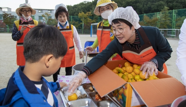 가족과 함께하는 대덕구 재난구호소 체험캠프에서 배식봉사를 하고 있는 박정현 대덕구청장