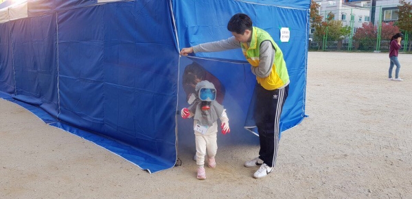 지난 19일 대양초등학교에서 열린 ‘가족과 함께하는 대덕구 재난구호소 체험캠프’에서 재난대응 훈련에 참가한 어린이들
