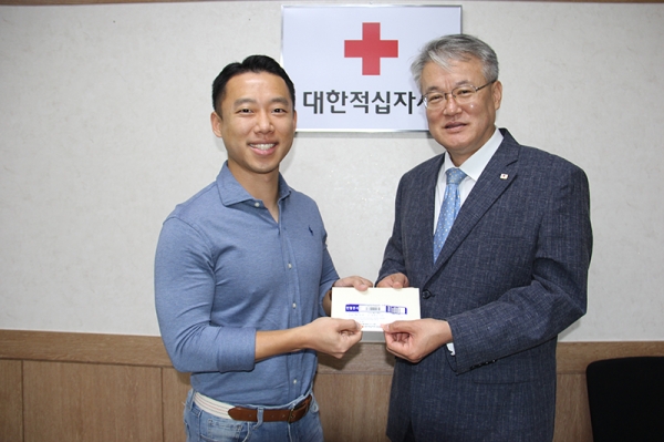 지난 2004년부터 15년간 174회의 헌혈을 실천한 김사성(왼쪽) 씨가 21일 오전  대전세종충남혈액원 김태광 원장에게 헌혈증서와 기부금을 전달하고 있다.