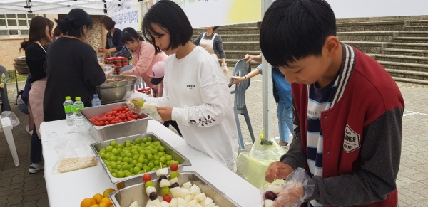 천안서당초등학교는 23일 교내 중앙공원에서 학생과 학부모, 생산농민 등 500여명이 참석한 가운데 ‘친환경로컬푸드 학교급식데이’를 개최했다.