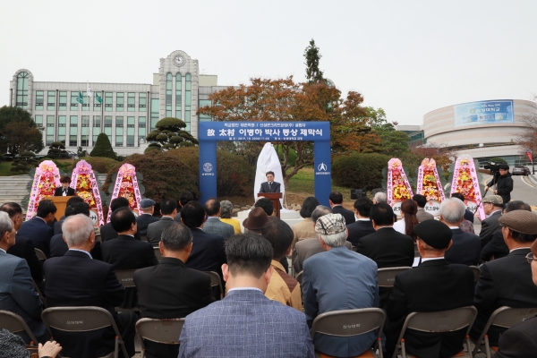 23일 김병묵 신성대학교 총장이 동상 제막 기념사를 하고 있다.