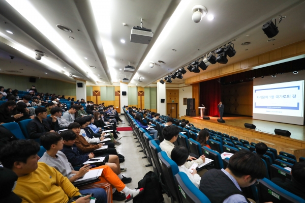 남서울대학교는 24일 한국정보화진흥원 문용식 원장을 초청해 ‘지식문화 1등 국가로의 길’이라는 주제로 ‘N+후마니타스’ 특강을 진행했다.