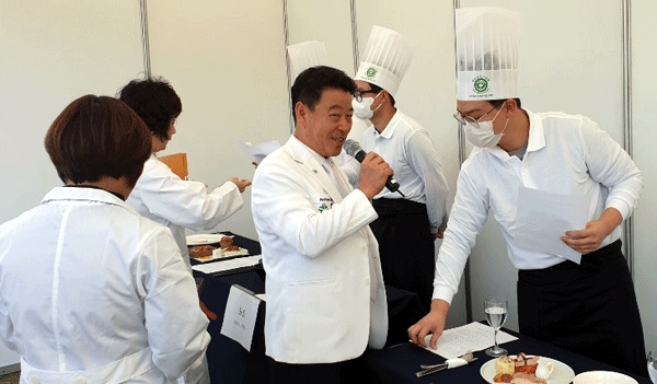 박병식 한국조리사협회 대전시지회장이 참가선수들의 요리를 소개하고 있다