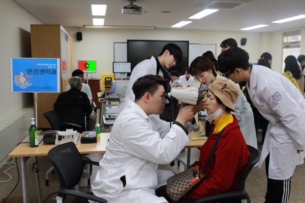25일 대전보건대학교에서 열린 장애인 건강증진 프로그램을 받은 주민