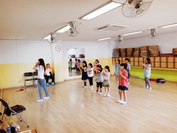 댄스반 학생들이 율동을 배우고 있다.