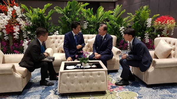 문재인 대통령이 4일 태국 방콕 임팩트 포럼에서 열린 ‘아세안(ASEAN)+3(한‧중‧일) 정상회의’에서 아베 신조 일본 총리와 단독 환담을 가졌다. 청와대 제공