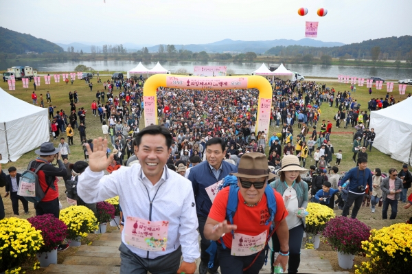 지난 2일 열린 제3회 워킹 페스타 in 백제 걷기 축제에서 박정현 부여군수(왼쪽)와 참가자 3000여 명이 부여 문화재 여행둘레길을 즐기고 있다.
