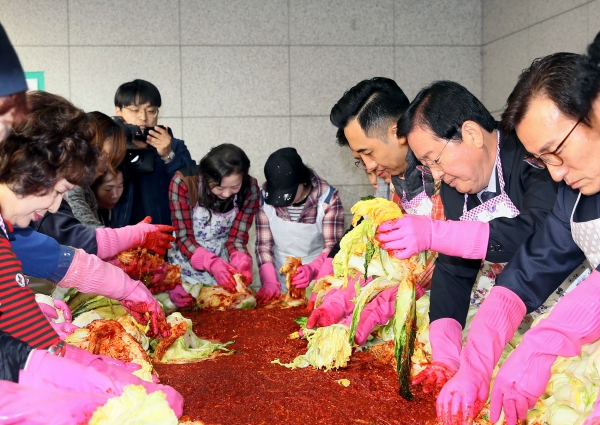 민주평화통일자문회의 대전서구협의회는 5일 대전 서구청 지하 1층에서 북한이탈주민과 평통자문위원이 참석한 가운데 ‘남북이 함께하는 사랑의 김장 나눔’ 행사를 했다