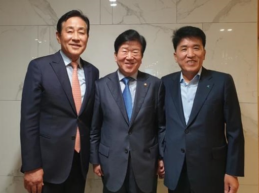 박병석 국회의원(가운데)이 하나금융그룹을 방문해 김정태 회장(왼쪽)과 함