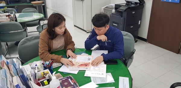 위생과 직원이 영업신고를 위해 대전 서구청에 방문한 음식점 영업주를 대상으로 A형간염 홍보를 하고 있다