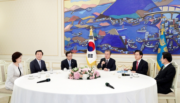지난 7월 18일 문재인 대통령과 여야 5당 대표가 청와대에서 일본 경제보복에 따른 대응 방안을 논의하기 위해 회동하고 있는 모습. 청와대 제공