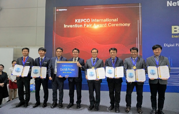 태안에 본사를 둔 한국서부발전이 '글로벌 에너지·전력 박람회 2019 빛가람 국제 전력기술 엑스포(이하 BIXPO 2019)’에서 국제발명특허대전 전력그룹사부문 금상을 수상하고 기념촬영을 하고 있다