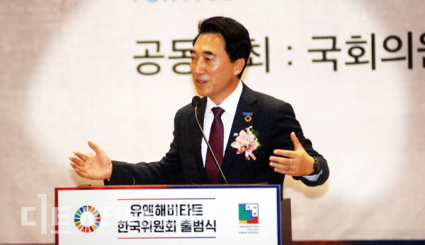 박수현 회장이 이끄는 유엔 해비타트 한국위원회가 13일 국회 의원회관에서 출범식을 가진 가운데 박 회장이 환영사를 하고 있다.