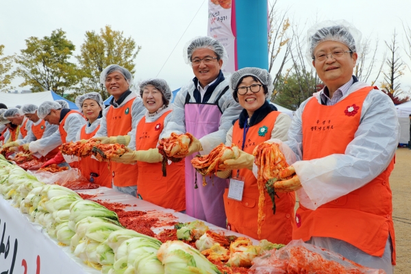 13일 유림공원에서 정용래 유성구청장(오른쪽에서 세 번째)을 비롯한 자원봉사자들이 어려운 이웃을 위해 사랑의 김장나누기 행사를 하고 있다.