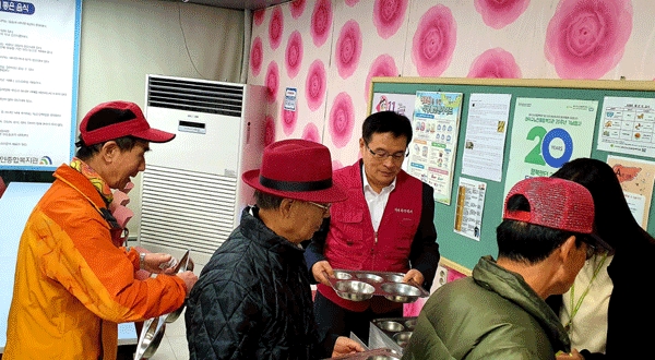 조성옥 디문화장학회장이 어르신들에게 직접 식판을 나눠주고 있다