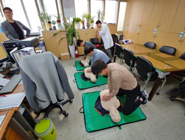 홍성군 직원들이 심폐소생술 실습교육에 참여하고 있다.