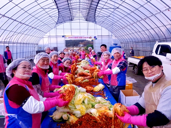 15일 당진 청년농업인들의 따뜻한 김장 나눔 봉사 장면