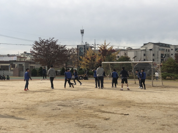 당진초등학교 사제동행 축구대회 장면
