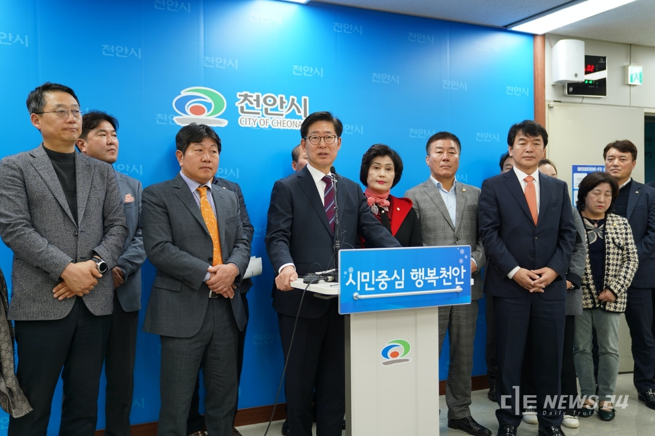 양승조 충남지사가 15일 천안시청 브리핑실에서 기자회견을 갖고 있다.