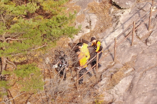 15일 오후 2시 38분 계룡산 연천봉 등산 중 등산로를 벗어나 길을 잃은 허모(남, 19세)씨가 공주소방서 119구조대원들의 드론활용으로 무사히 구조되고 있다.