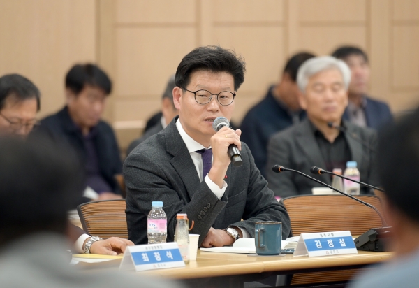 지난 15일 김정섭 공주시장이 시청 대회의실에서 제65회 백제문화제에 대한 최종 평가보고회를 주제하고 있다.