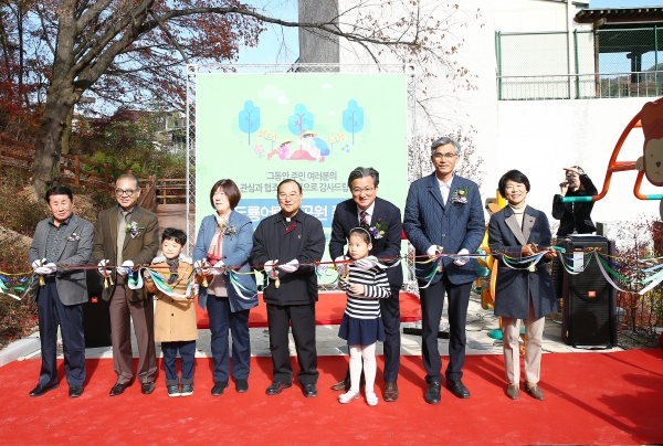 21일 도룡어린이공원 준공식에 참석한 내빈들이 테이프 커팅을 하고 있다.