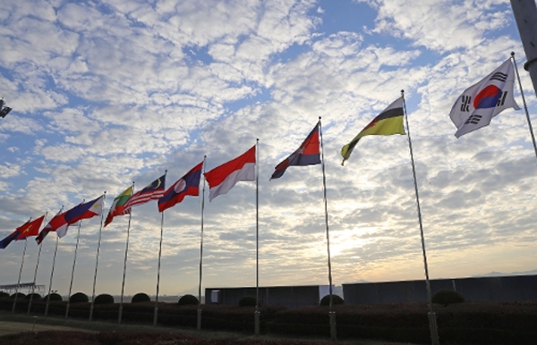 한-아세안 특별정상회의가 열리고 있는 부산 벡스코에 정상회의 참가국 깃발이 걸려 있다.