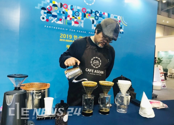 아세안(ASEAN) 10개국 커피가 한 잔에 담긴 커피가 27일 오전 ‘한-아세안 특별정상회의’와 ‘제1차 한-메콩 정상회의’를 취재 중인 미디어센터를 찾았다.