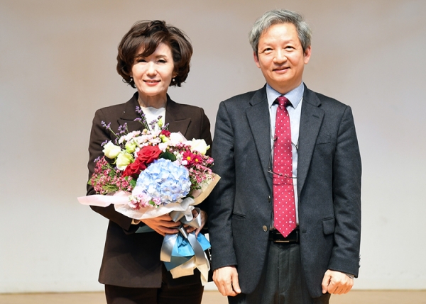 이진숙 교수(왼쪽)가 충남대 총장 1순위 후보자로 선출된 뒤 김정윤 총추위원장(오른쪽)과 기념사진을 찍고 있다.