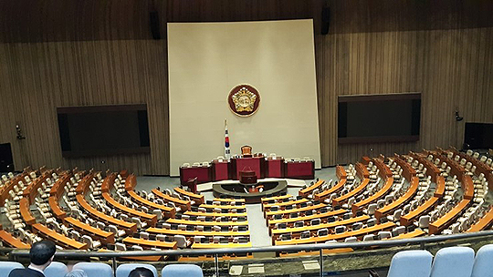 여야가 자유한국당의 ‘필리버스터’ 대치로 파행하면서 내년도 예산안 처리에도 영향을 주고 있다. 국회 본회의장 자료사진