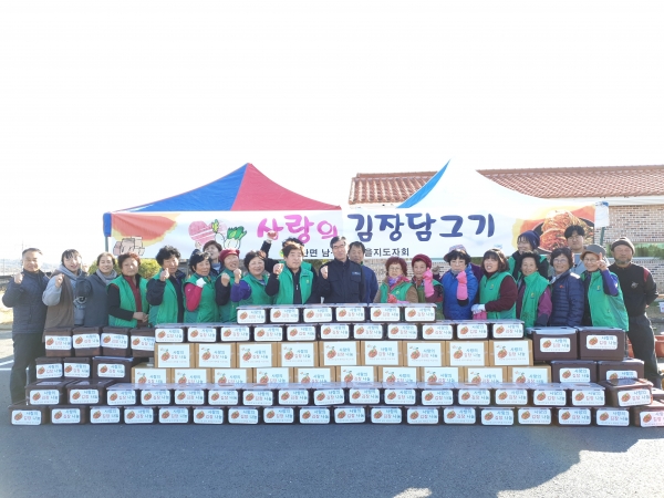 서천군 마산면남녀새마을지도자협의회가 사랑의 김장김치 나누기 행사를 진행한 후 기념촬영을 하고 있다.